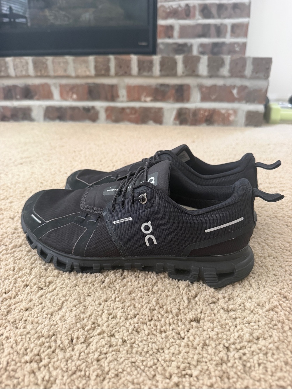 On Running Running Cloud Women’s Lightweight Black Trainer
